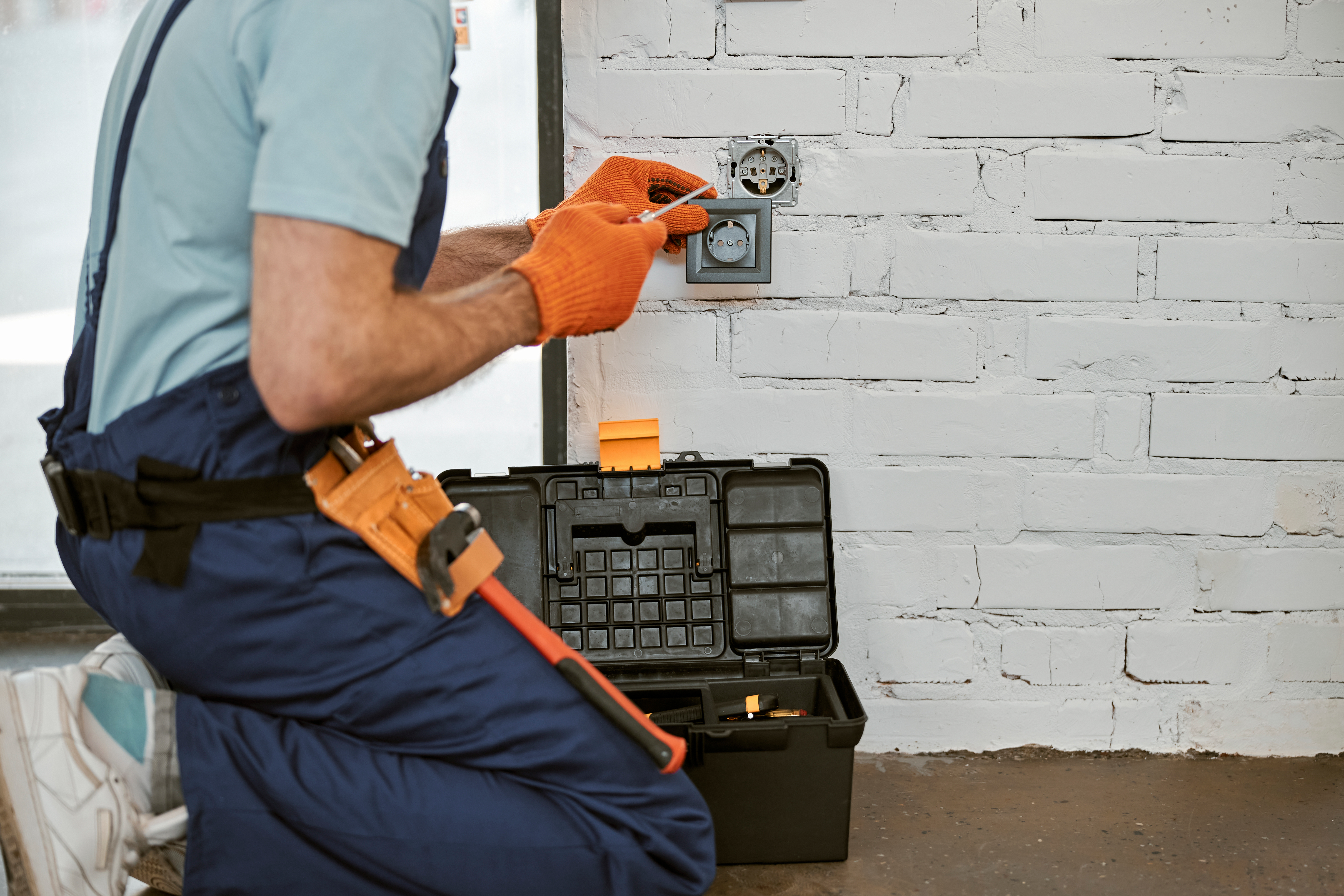 Safe and fast power outlet repair